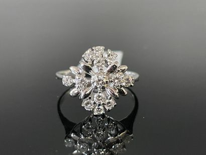 Bague en or gris 750°/00, de forme losange,...
