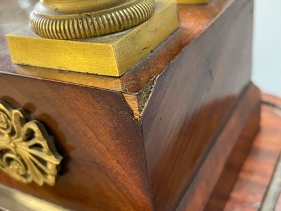 Pendule portique en placage d'acajou et bronze...