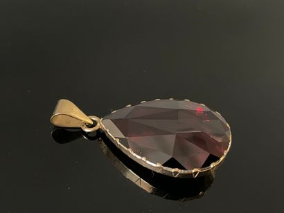 Pendentif or 750°/00 et grenat en poire.