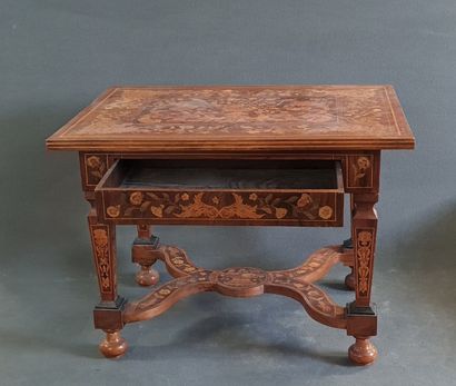 Table de milieu marquetée, quatre pieds marqetés,...
