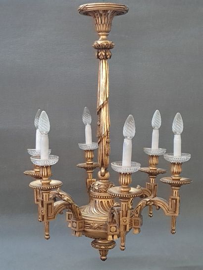 Lustre à en bois sculpté à 6 lumières. 

H....