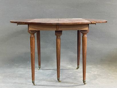 Table à volets à six pieds, en acajou.

XIX°...