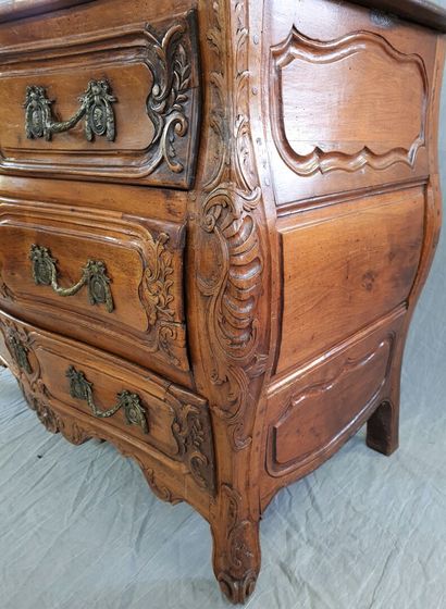 Commode en noyer sculpté, ouvrant à trois...