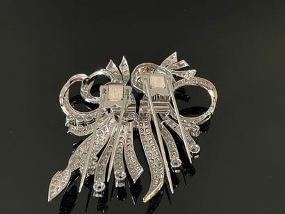 Deux broches en or gris et platine, sertie...