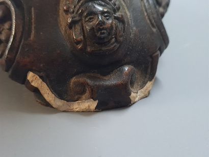 Grande coupe en terre cuite patinée à décor...