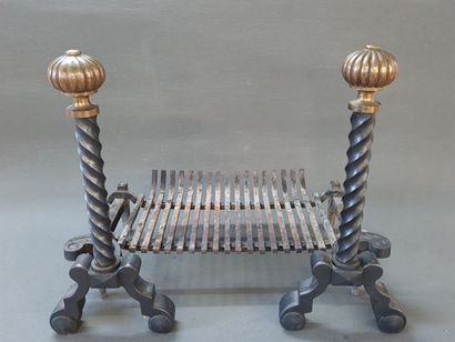 Importante paire de chenets avec grille à...