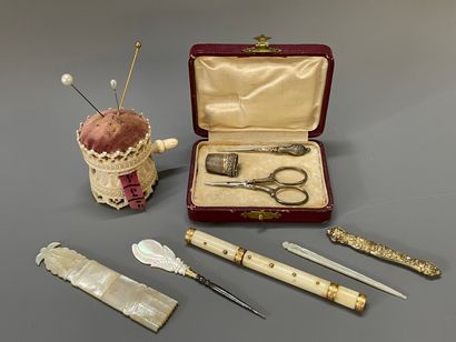 Ensemble d'objets de couture comprenant :Etui...