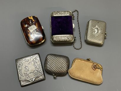 Collection de cinq porte-monnaies: en métal...