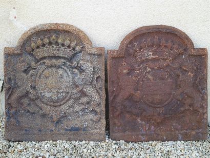 Paire de plaques de cheminée en fonte à décor...