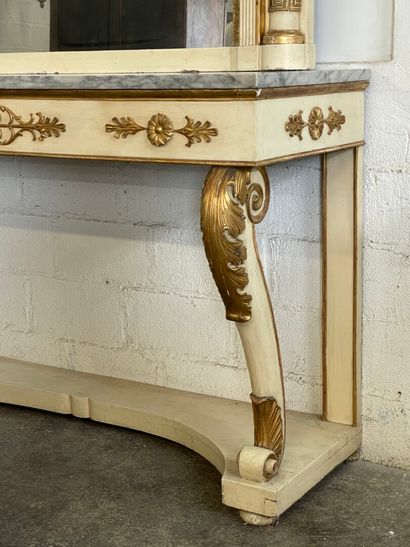 Grande console et son miroir en bois et stuc...