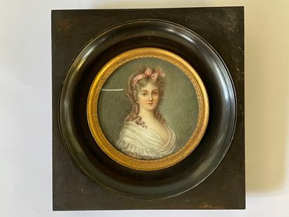 Portrait de femme 

Miniature sur ivoire...