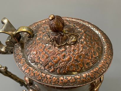 Grande chope en métal argenté à décor de...