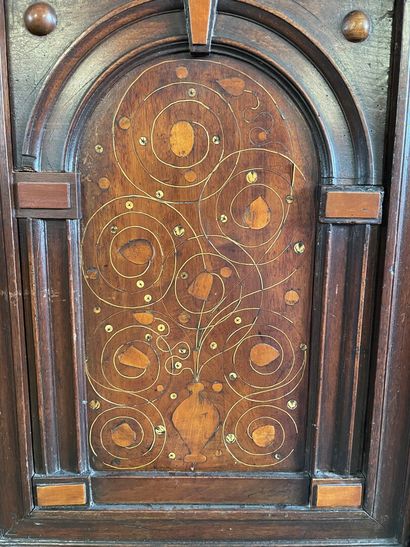Cabinet sur pieds à intarsia, deux portes...