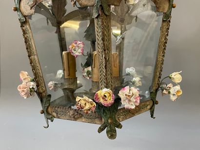 Lanterne en métal et tôle peints à décor...