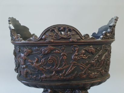Grande coupe en terre cuite patinée à décor...