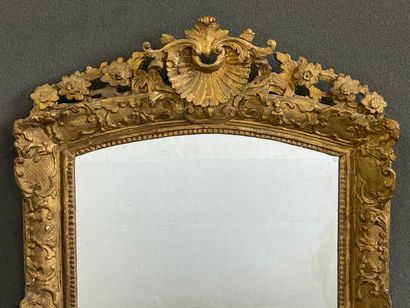 Beau cadre en bois et stuc doré, XVIII°,...