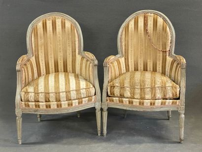 Paire de bergères en bois mouluré et laqué...