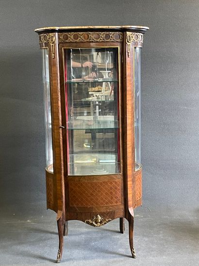 Vitrine en frisage et marqueterie de résilles,...
