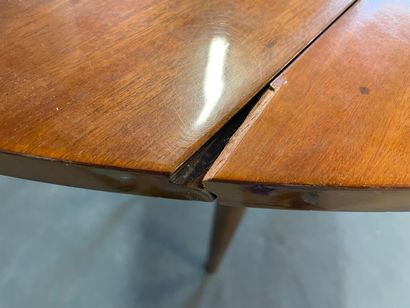 Table à volets à six pieds, en acajou.

XIX°...