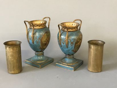 Paire de petits vases sur piedouche en tôle...