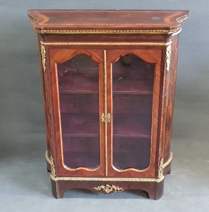 Vitrine basse en frisage de satiné et d'acajou.

Epoque...