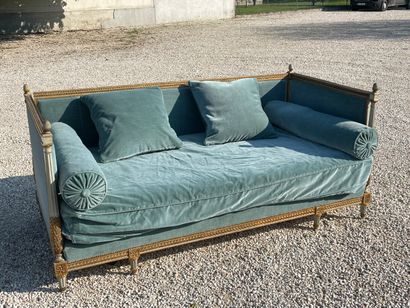Grande banquette en bois sculpté et doré,...