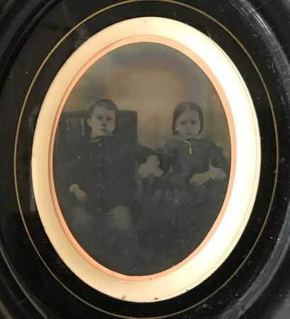 Daguerréotype vers 1860:

Deux enfants assis...