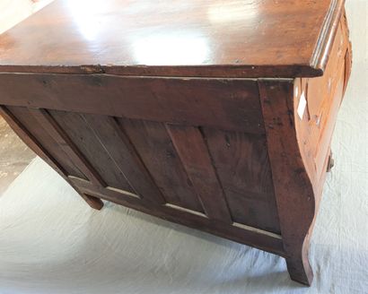 Commode en noyer sculpté, ouvrant à trois...