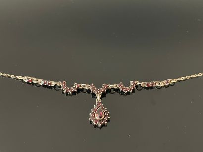 Collier ras de cou en argent et grenats.

L:...