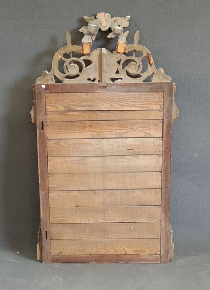 Miroir cadre en bois et stuc doré, fronton...