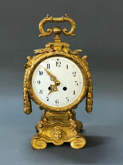 Pendule en bronze doré. 

style Louis XVI...