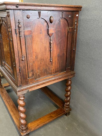 Cabinet sur pieds à intarsia, deux portes...