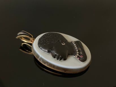 
Pendentif camée en onyx sur deux couches...