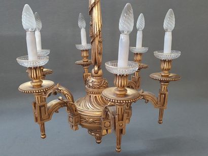 Lustre à en bois sculpté à 6 lumières. 

H....