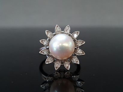 Bague en or gris 750°/00 sertie d'une importante...