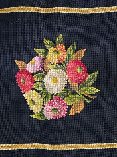 Tapis en tapisserie au petit point carré

178...
