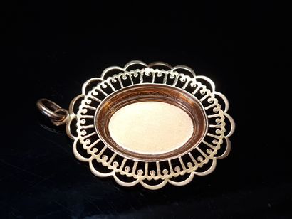Pendentif médaillon en or ajouré, 750°/00,...
