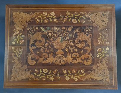 Table de milieu marquetée, quatre pieds marqetés,...