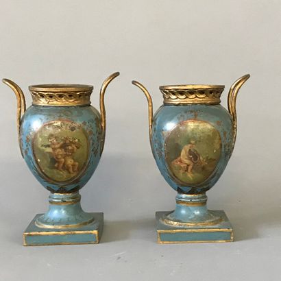 Paire de petits vases sur piedouche en tôle...