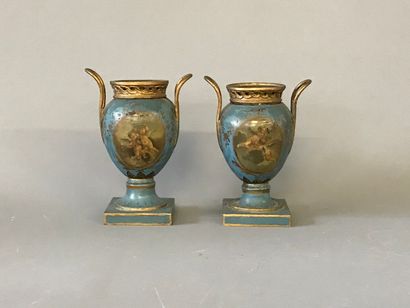 Paire de petits vases sur piedouche en tôle...