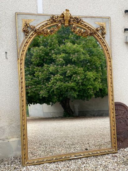 Grand miroir , cadre laqué gris vert et guirlandes...