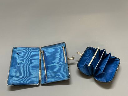 Dans un écrin: porte-monnaie et un carnet...