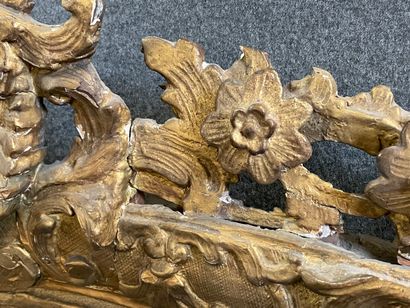 Beau cadre en bois et stuc doré, XVIII°,...