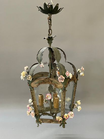 Lanterne en métal et tôle peints à décor...