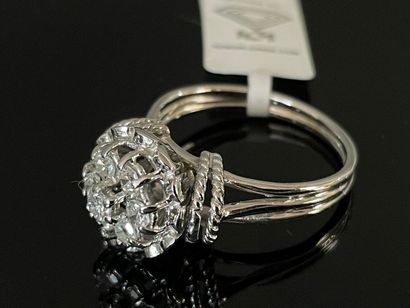 Bague en or blanc, sertie de diamants ronds...