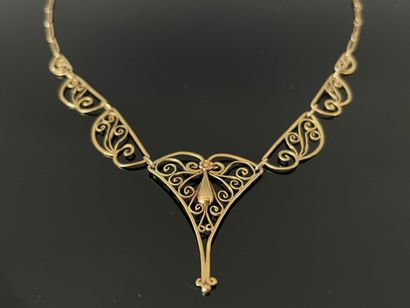 Collier maille draperie en chute, en or 750°/...