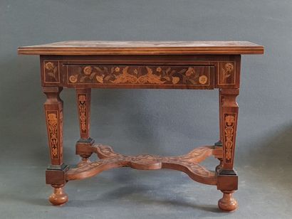 Table de milieu marquetée, quatre pieds marqetés,...