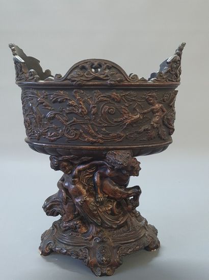 Grande coupe en terre cuite patinée à décor...