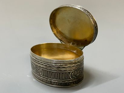 Bibelots de vitrine: boite en argent (100g)...