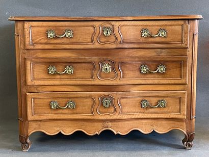 Commode en noyer mouluré ouvrant à trois...